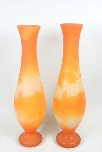 RICHARD.
Paire de vases de forme balustre...