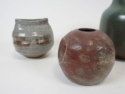 Lot de quatre vases en grès et faïence.
Travail...