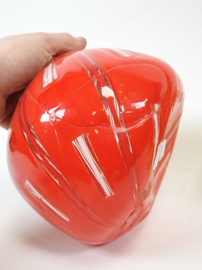 Lot comprenant :
- JOMA. Vase en verre teinté...
