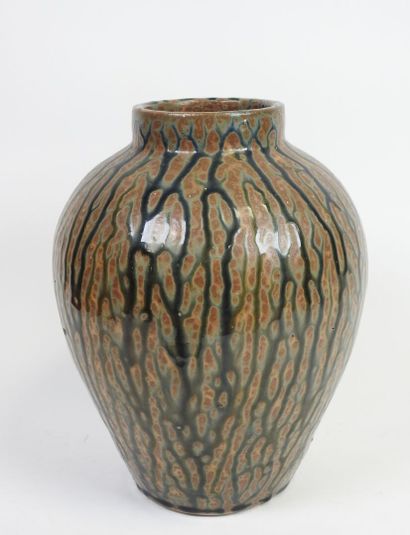 Vase en céramique à décor de coulures émaillé...