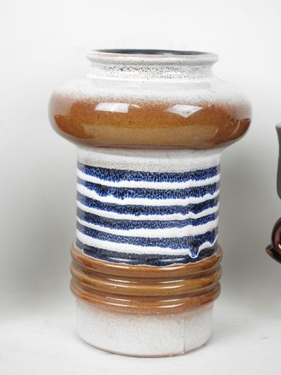VALLAURIS.
Paire de candélabres à trois lumières...