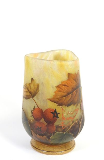DAUM NANCY.
Vase sur petit pied et col triangulaire...
