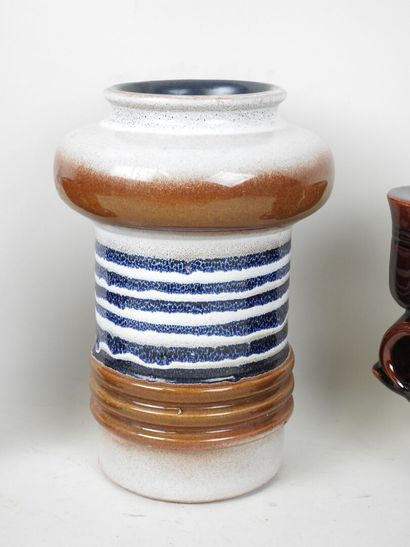 VALLAURIS.
Paire de candélabres à trois lumières...