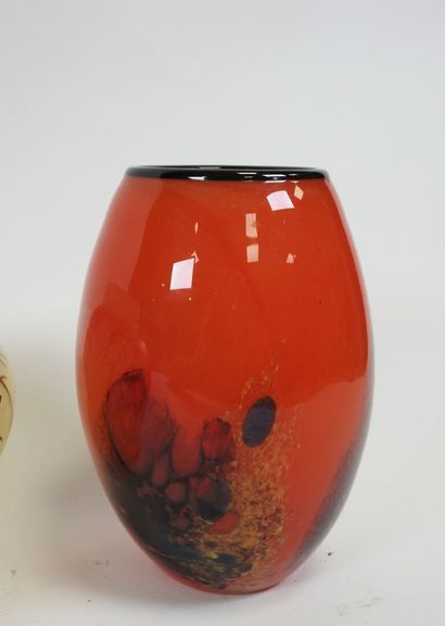 Lot comprenant :
- JOMA. Vase en verre teinté...
