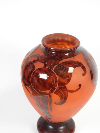 LE VERRE FRANÇAIS.
Vase ovoïde sur pied en...