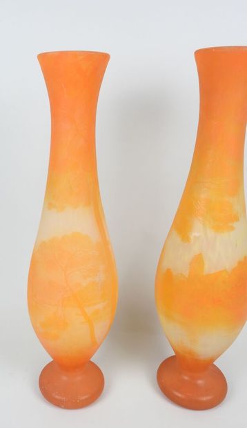 RICHARD.
Paire de vases de forme balustre...