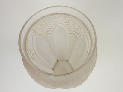 ETLING.
Grand vase en verre moulé opalescent...