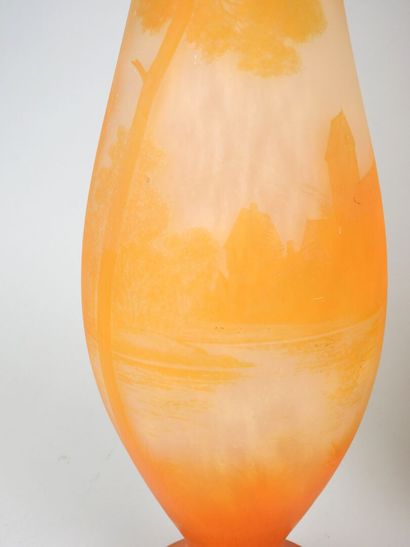 RICHARD.
Paire de vases de forme balustre...