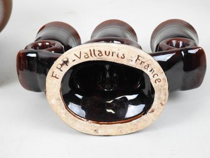 VALLAURIS.
Paire de candélabres à trois lumières...