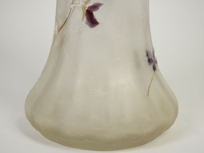 MONTJOYE.
Vase cornet en verre travaillé...