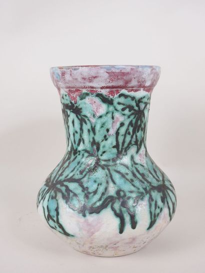 Vase en céramique de forme balustre avec...