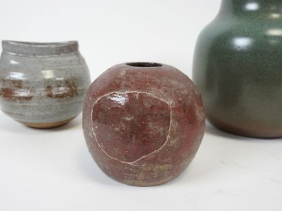 Lot de quatre vases en grès et faïence.
Travail...