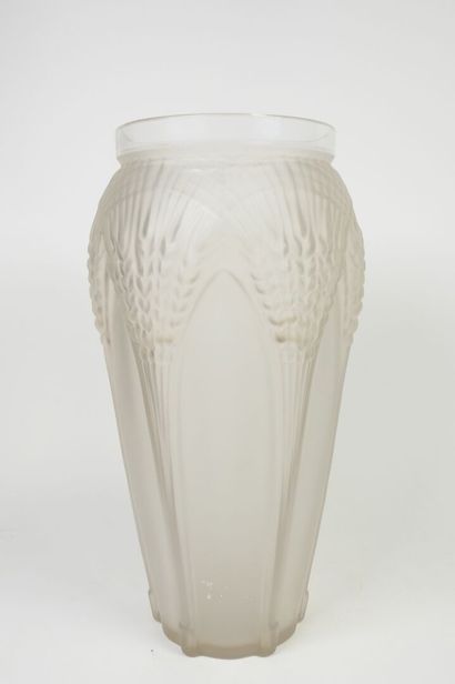 ETLING.
Grand vase en verre moulé opalescent...