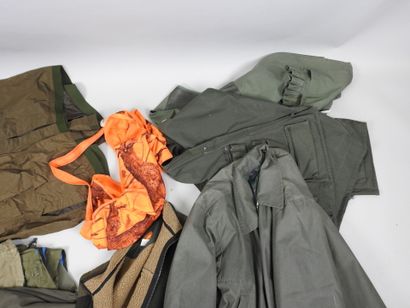 Lot de vêtement de chasse dont :
- deux culottes...