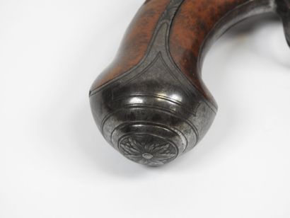 Paire de pistolets à silex, platines signées...
