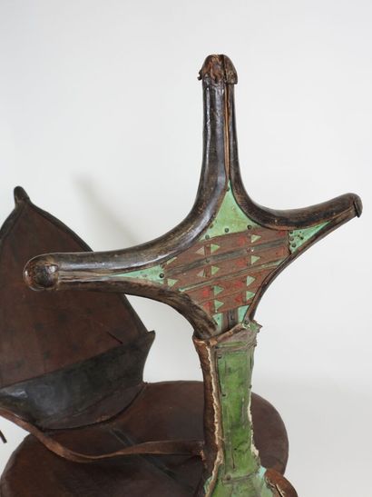 Selle pour dromadaire en bois, cuir et appliques...