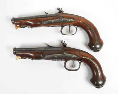 Paire de pistolets à silex, platines signées...