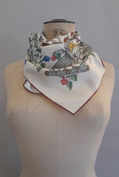 GUCCI.
Carré en twill de soie à décor d'oiseaux...