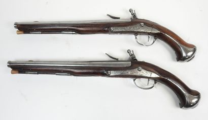Longue paire de pistolets à silex, platines...