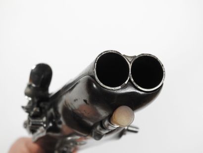 Pistolet à silex à double canon en table,...