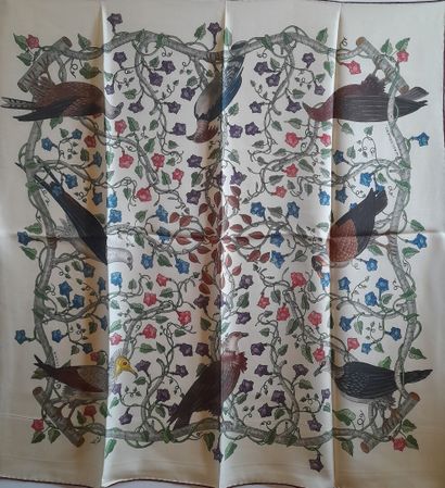 GUCCI.
Carré en twill de soie à décor d'oiseaux...