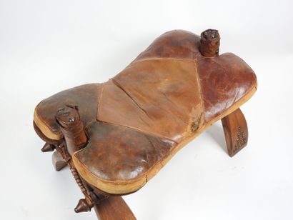 Selle de chameau en bois, clous laiton et...