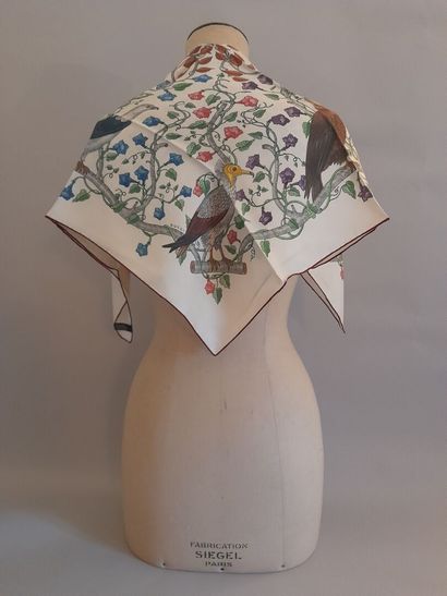 GUCCI.
Carré en twill de soie à décor d'oiseaux...