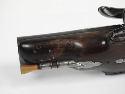 Pistolet à silex à double canon en table,...
