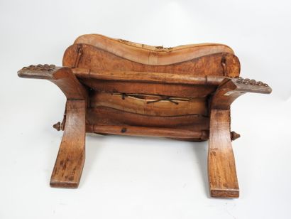 Selle de chameau en bois, clous laiton et...