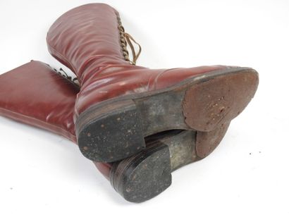 Paire de bottes à lacet en cuir rouge bordeaux.
Taille...