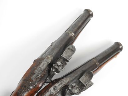 Paire de pistolets à silex, platines signées...