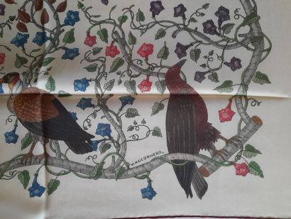 GUCCI.
Carré en twill de soie à décor d'oiseaux...