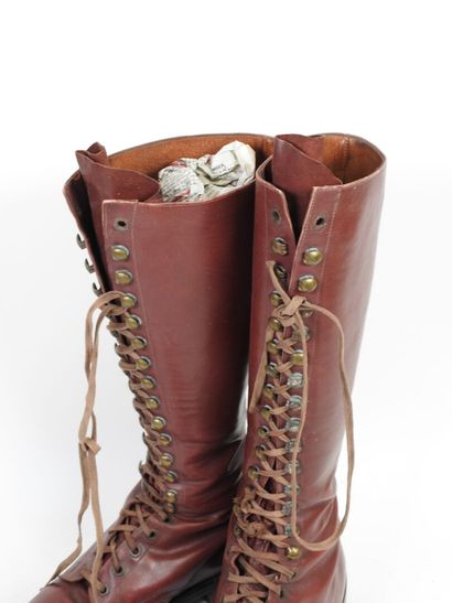 Paire de bottes à lacet en cuir rouge bordeaux.
Taille...