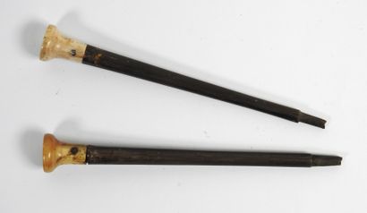 Paire de pistolets à silex, platines signées...