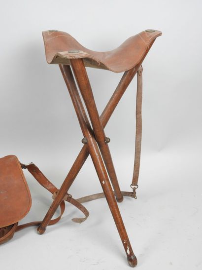 Siège tripode de battue en bois et cuir.
Long....