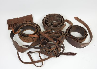 Lot de quatre cartouchières et une pochette...