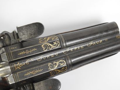 Pistolet à silex à double canon en table,...