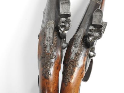 Paire de pistolets à silex, platines signées...