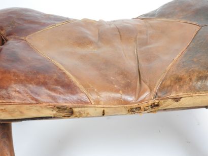 Selle de chameau en bois, clous laiton et...