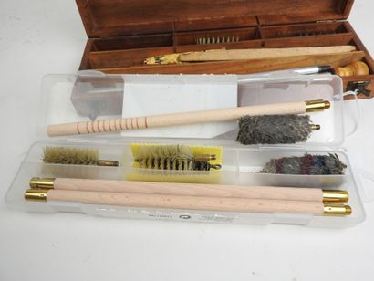 Deux nécessaires de nettoyage de fusil dont...