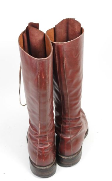 Paire de bottes à lacet en cuir rouge bordeaux.
Taille...