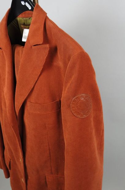 HOLLAND & HOLLAND.
Veste en velours rouge...
