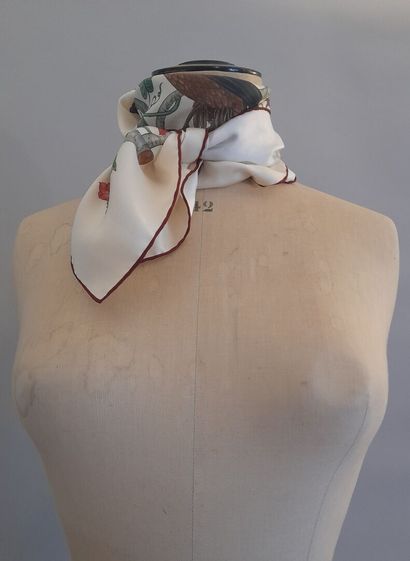 GUCCI.
Carré en twill de soie à décor d'oiseaux...