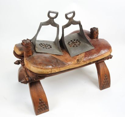 Selle de chameau en bois, clous laiton et...