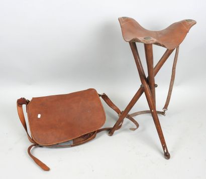 Siège tripode de battue en bois et cuir.
Long....