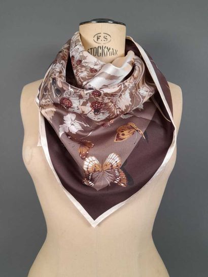 GENTILI MOSCONI.
Carré en twill de soie à...