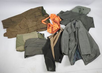 Lot de vêtement de chasse dont :
- deux culottes...