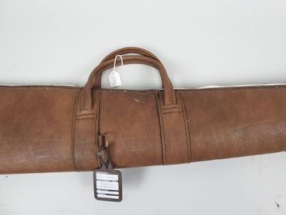 Housse de fusil souple.
Long.: 122 cm.
(usures,...