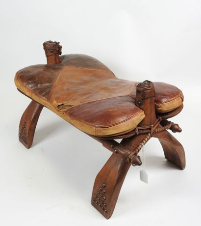 Selle de chameau en bois, clous laiton et...