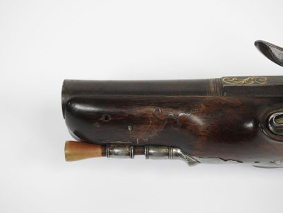 Pistolet à silex à double canon en table,...
